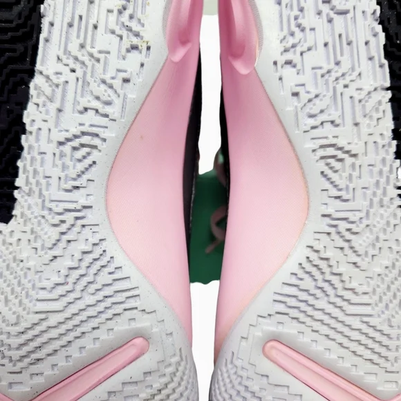 Nike Girls Basketball Sneakers Team Hustle Black Pink Girls Size 6 New In Box - Picture 10 of 12